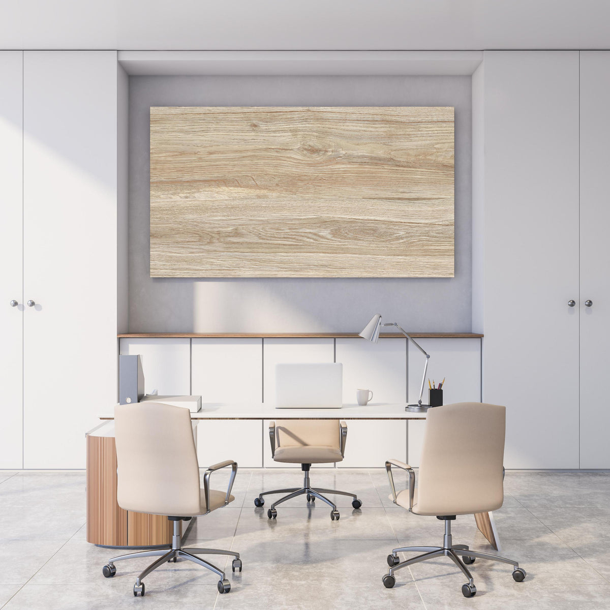 Office Poster - Natürliche Holztextur Hintergrund hinter weißem Holzschreibtisch mit Tischlampe