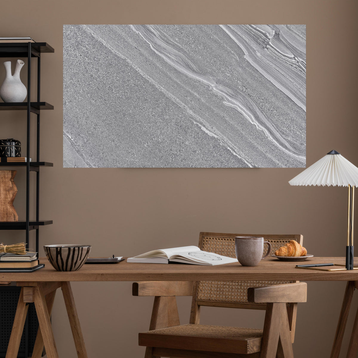 Office Poster - Natürlicher gräulicher Marmor über poliertem Holztisch mit stilvoller Lampe - rechteckig