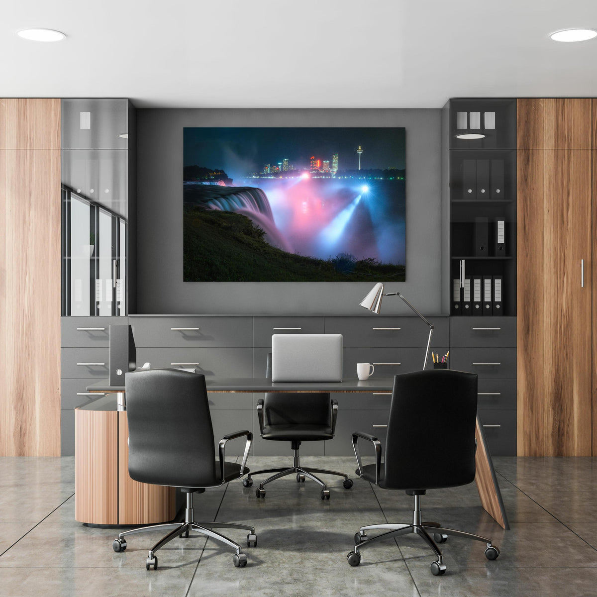 Office Poster - Niagarafälle bei Nacht in klassischem Büroraum zwischen Holzschränken
