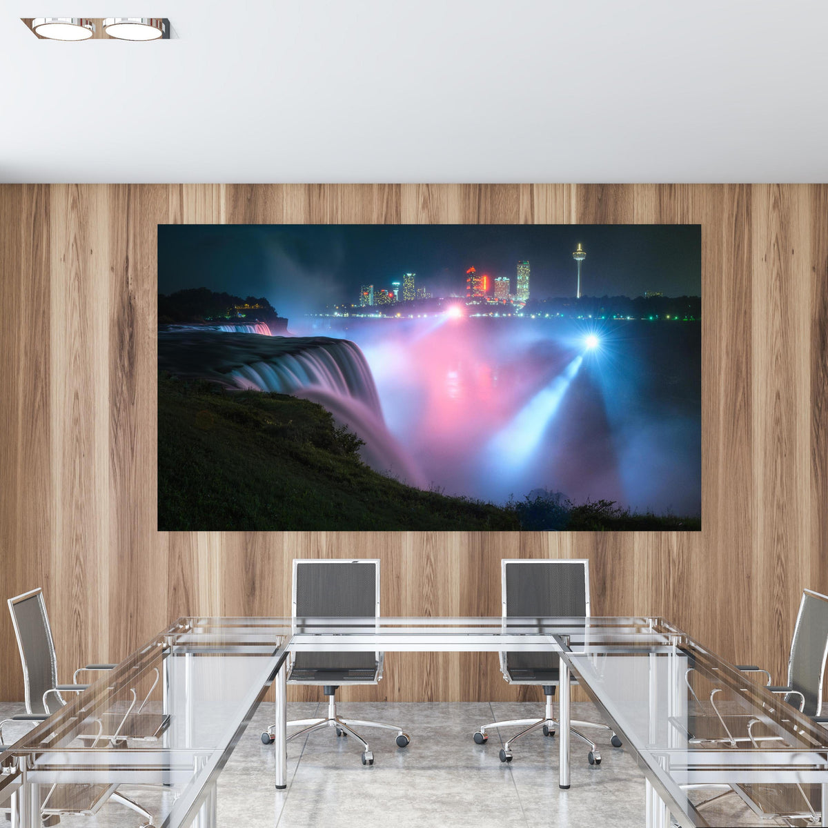 Office Poster - Niagarafälle bei Nacht in einem Konferenzraum mit Glastisch und Holzwand