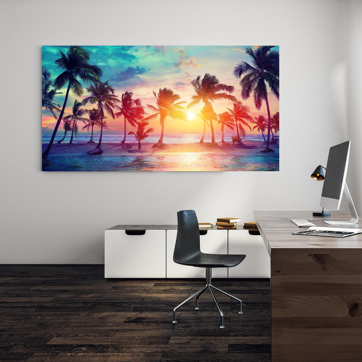 Office Poster - Palmen Silhouetten - Karibik an einer Wand in minimalistisch eingerichtetem Heim-Büro