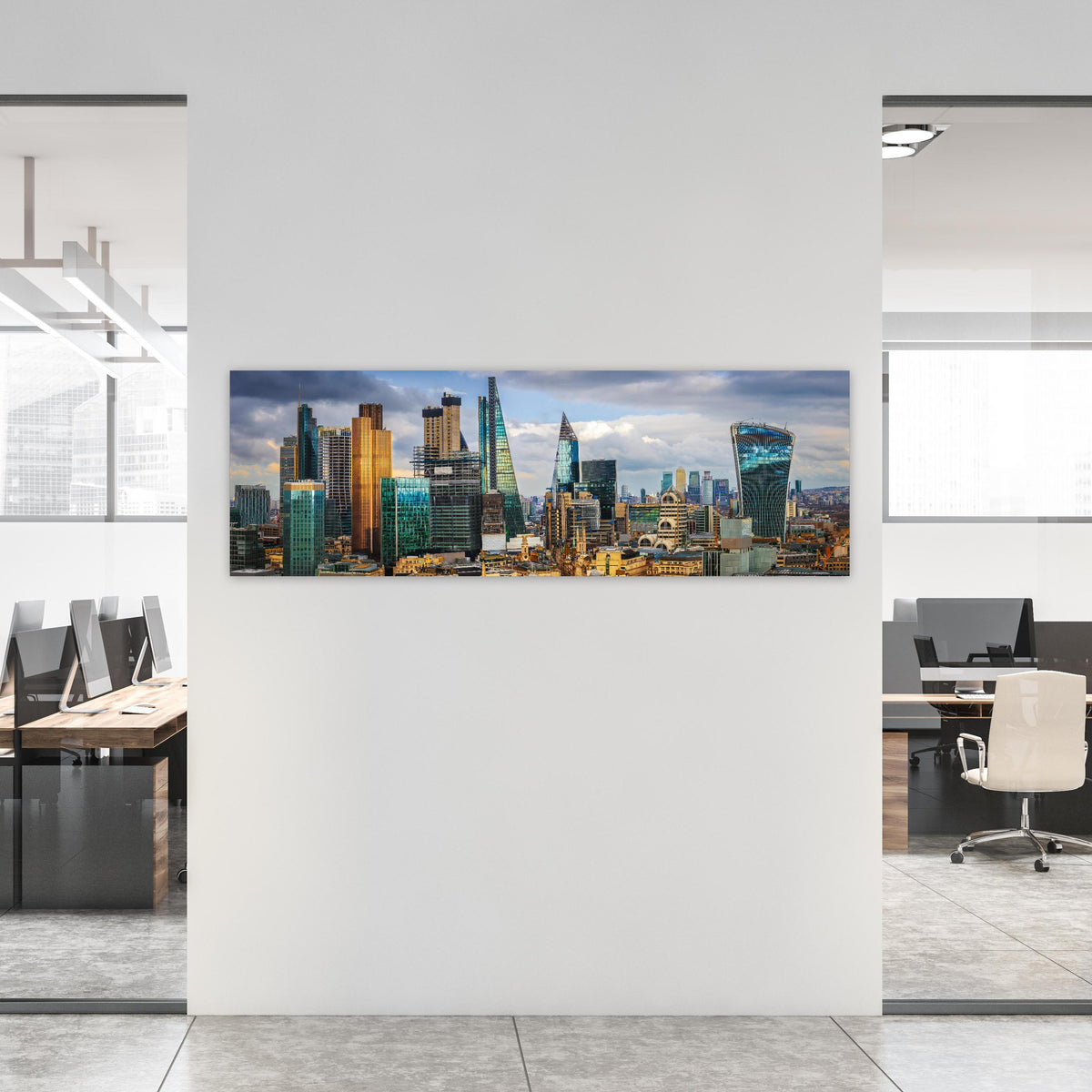 Office Poster - Panorama von London an weißer Wand in hell eingerichtetem Büro