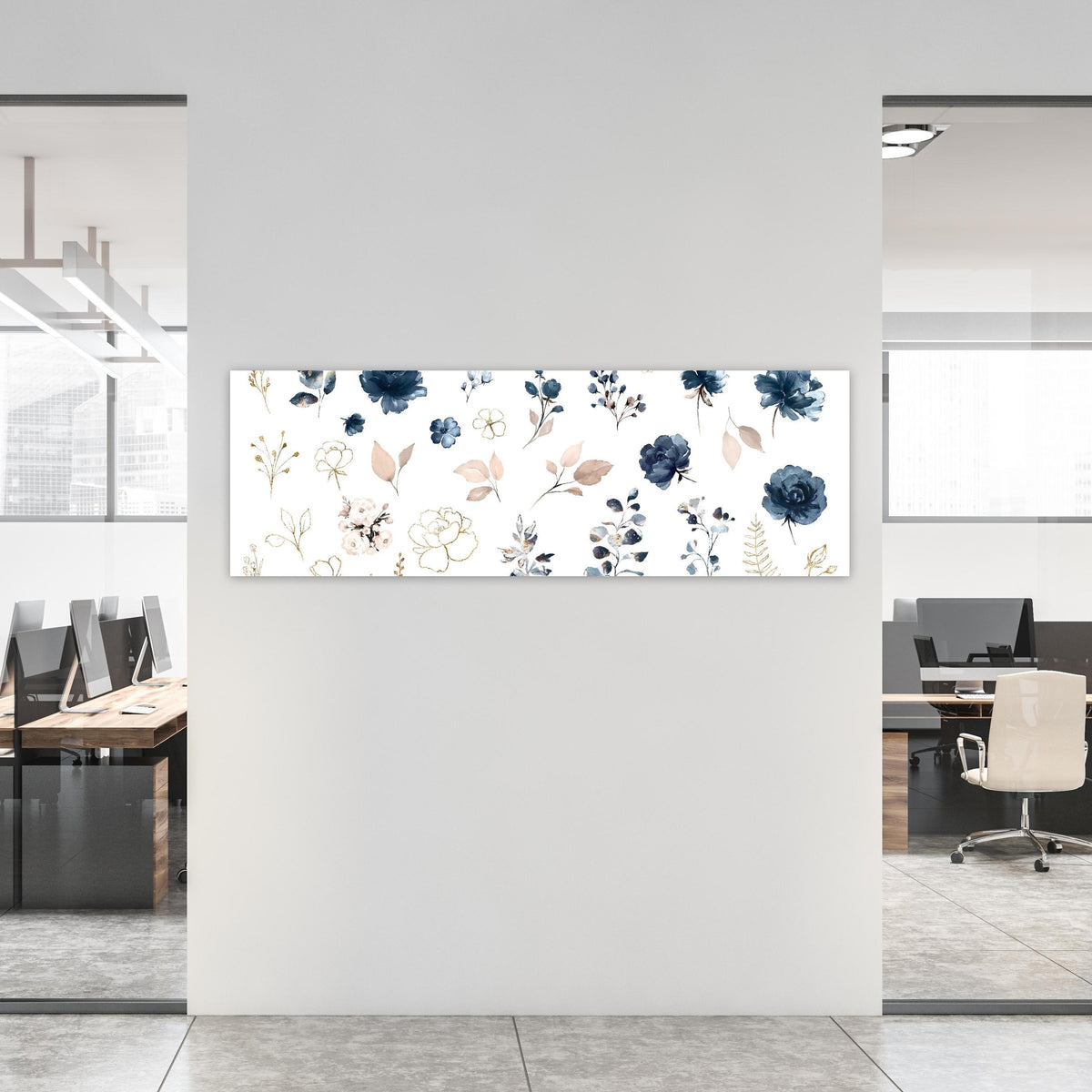 Office Poster - Rosen im Aquarell-Design an weißer Wand in hell eingerichtetem Büro