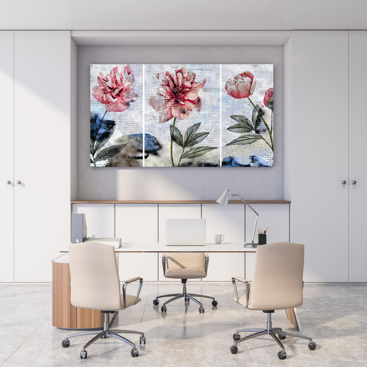 Office Poster - Sammlung von rosa Blumen - Ölgemälden hinter weißem Holzschreibtisch mit Tischlampe