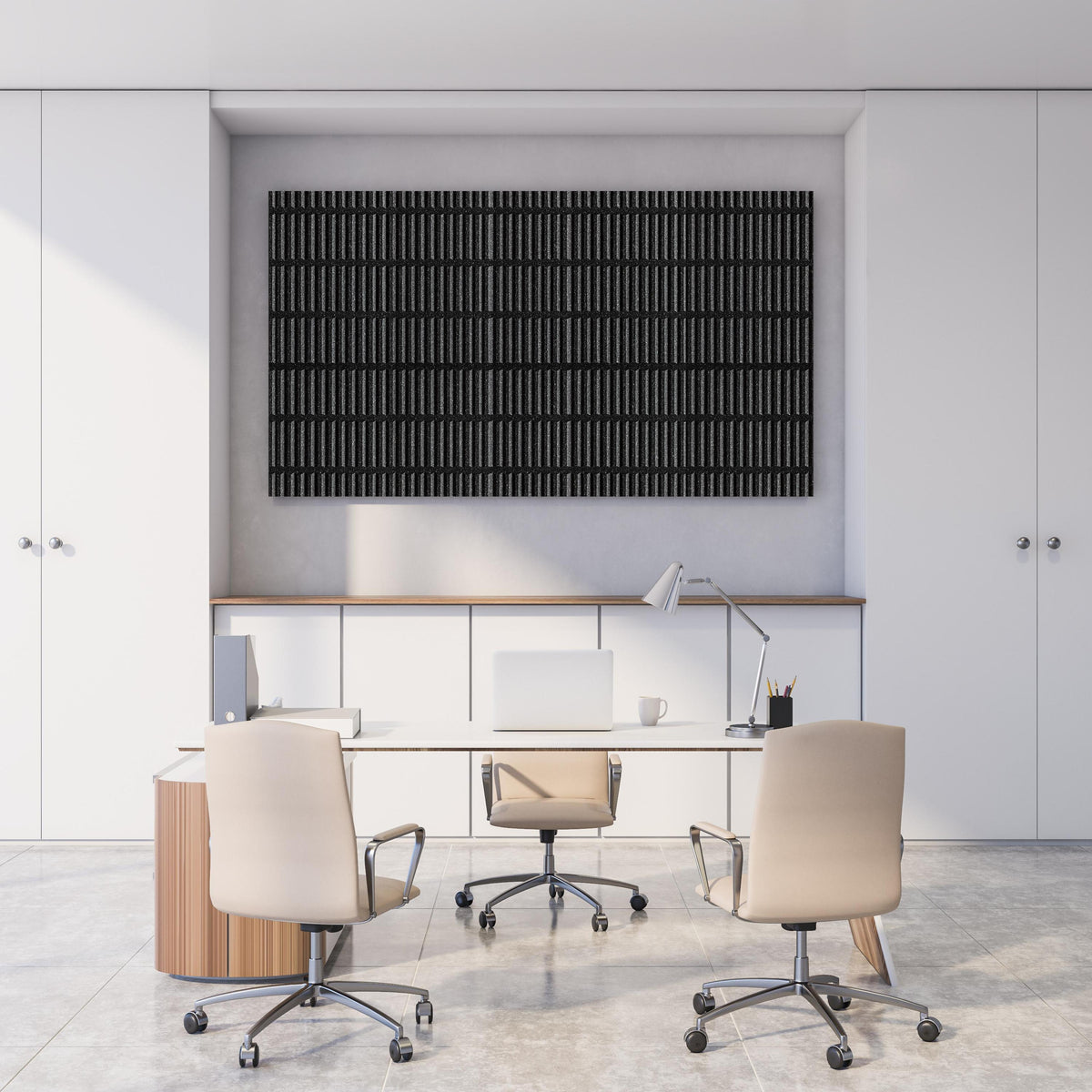 Office Poster - Schwarze Stein Ziegel Textur hinter weißem Holzschreibtisch mit Tischlampe