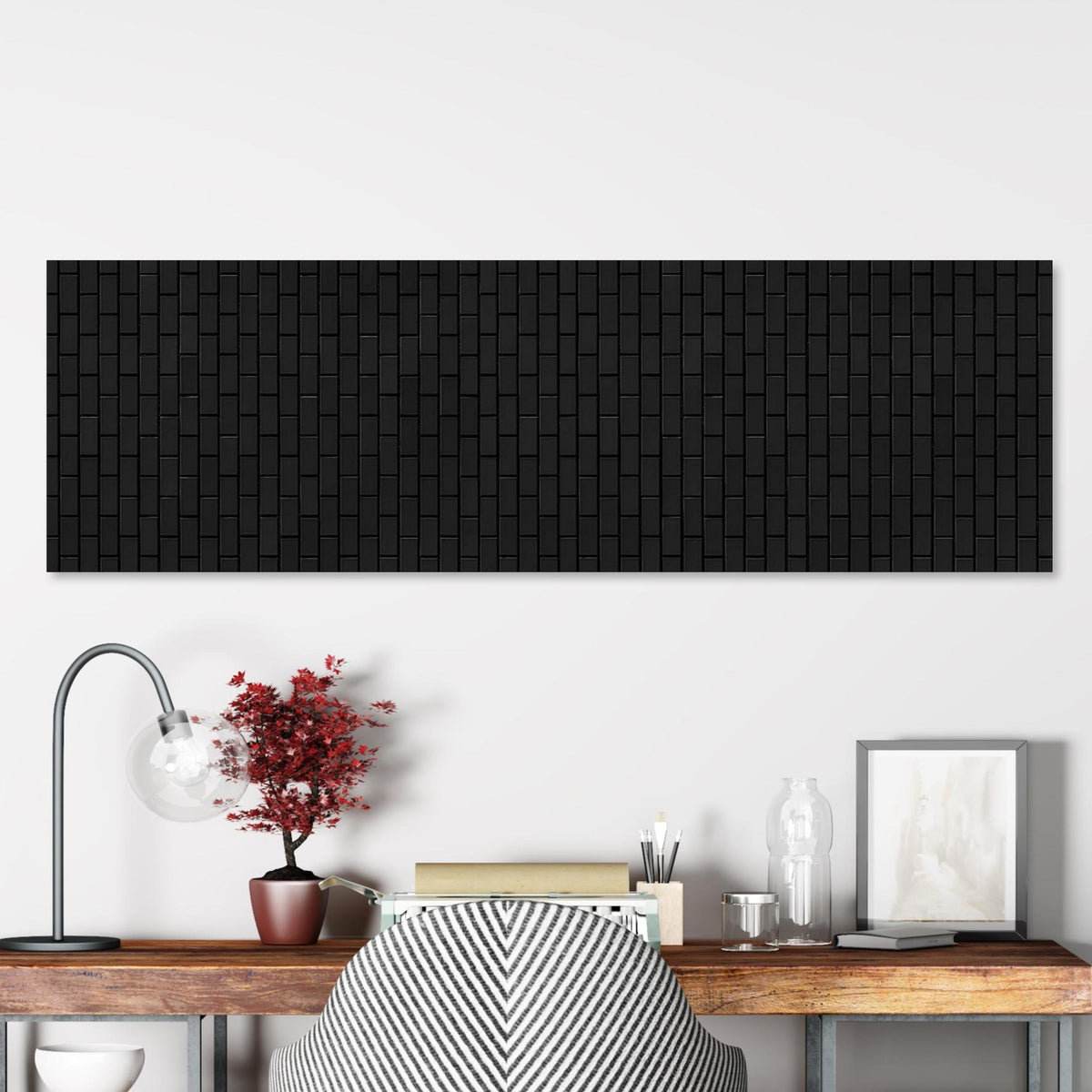 Office Poster - Schwarze edle Ziegelwand über klassischem Holzschreibtisch mit Bücherregal Zoom