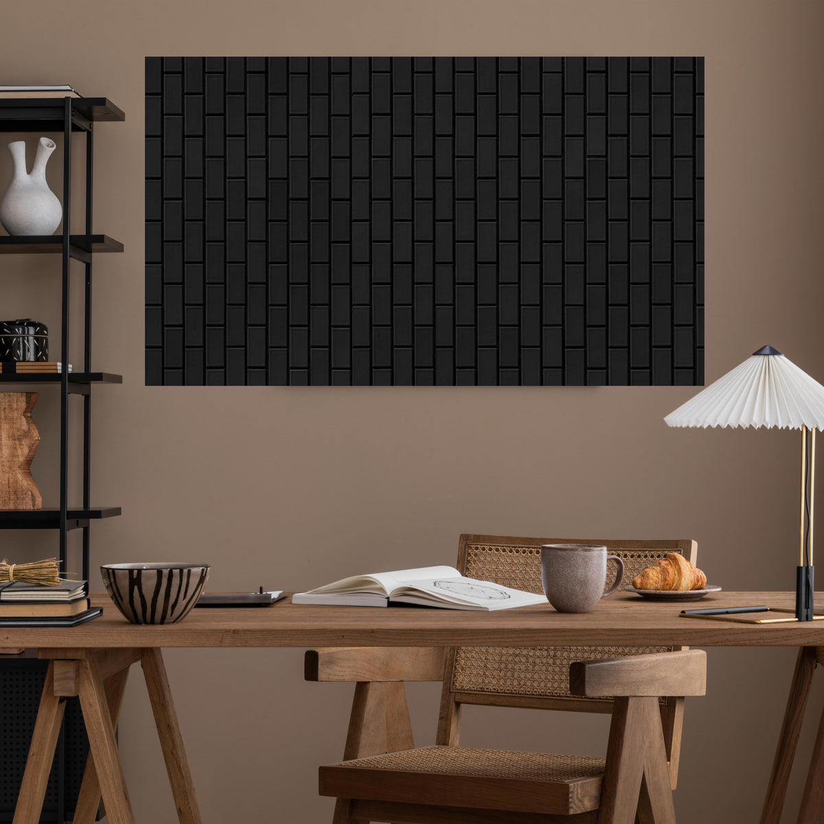 Office Poster - Schwarze edle Ziegelwand über poliertem Holztisch mit stilvoller Lampe - rechteckig