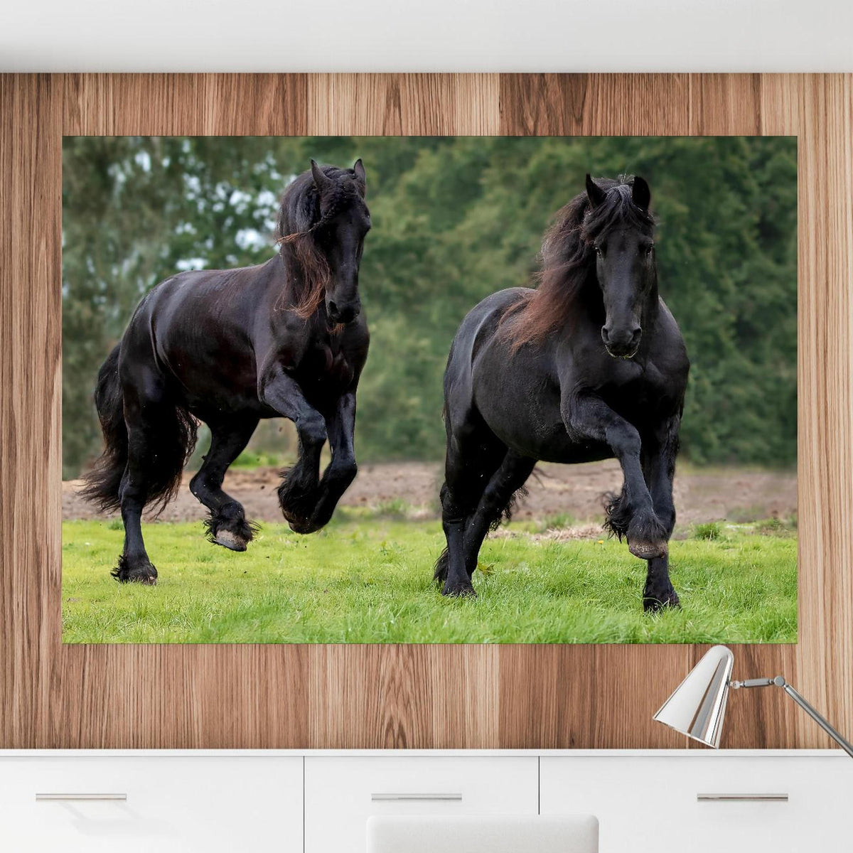 Office Poster - Schwarze prächtige Friesenpferde an einer Holzwand hängend im Büroraum Zoom