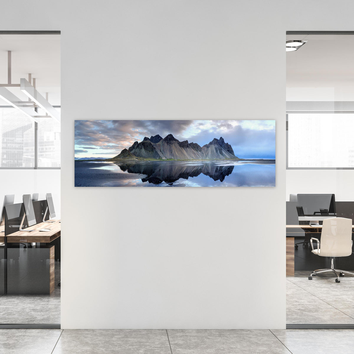 Office Poster - Stokksnes an der isländischen Küste an weißer Wand in hell eingerichtetem Büro