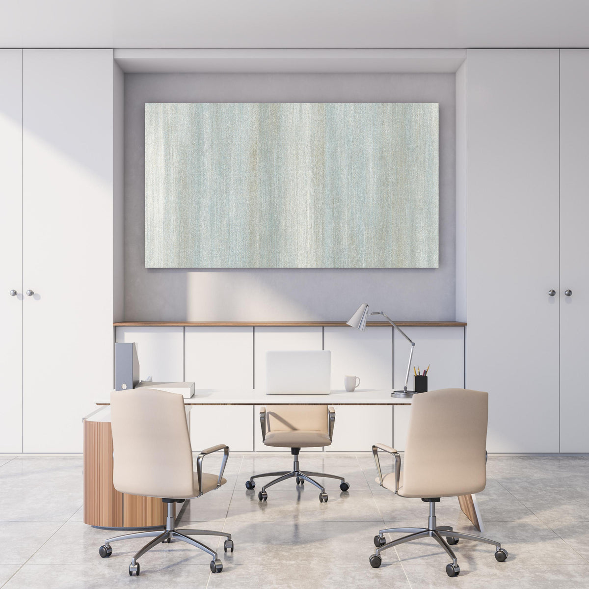 Office Poster - Türkis gräulicher Struktur-Tapete hinter weißem Holzschreibtisch mit Tischlampe