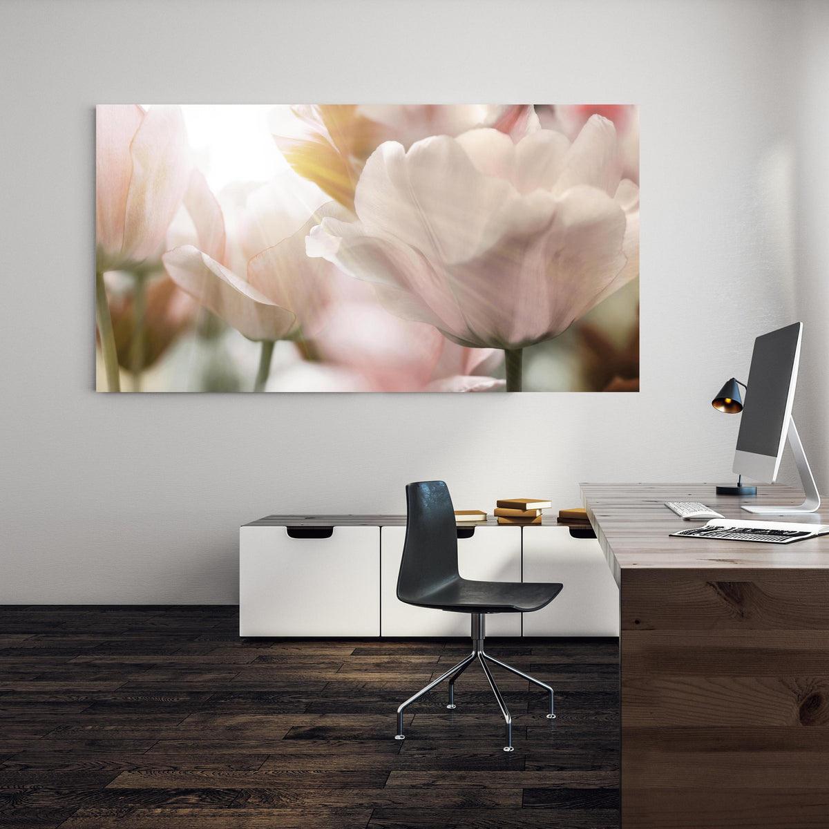 Office Poster - Tulpen in Sonnenstrahlen an einer Wand in minimalistisch eingerichtetem Heim-Büro