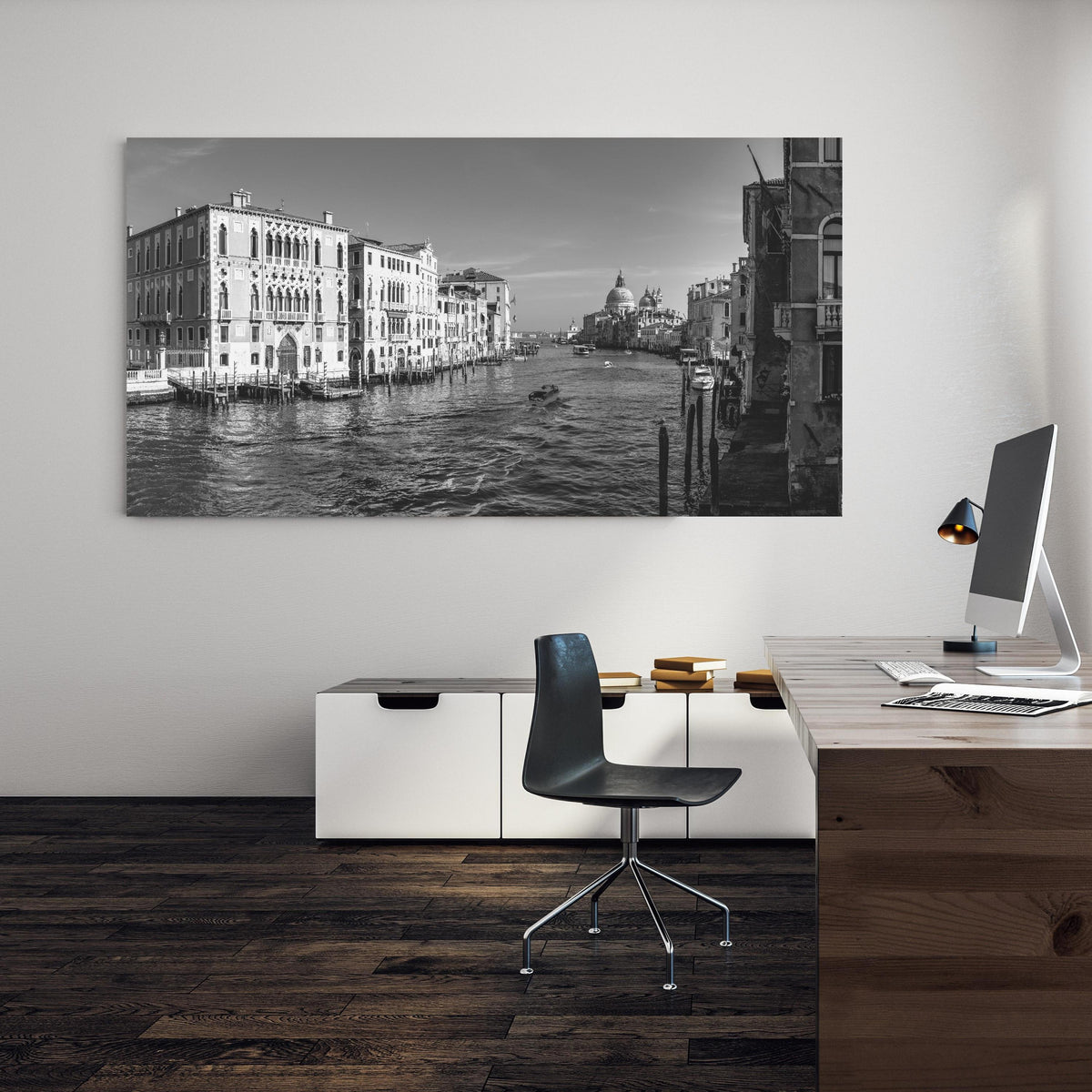Office Poster - Venedig in Schwarz und Weiß an einer Wand in minimalistisch eingerichtetem Heim-Büro