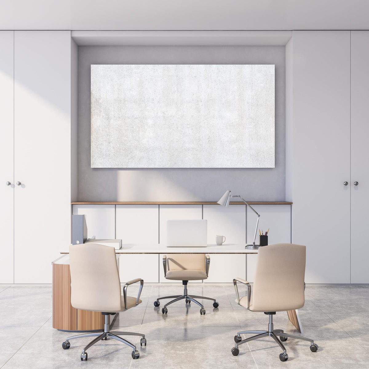 Office Poster - Weiß-bläuliche Betonwand hinter weißem Holzschreibtisch mit Tischlampe