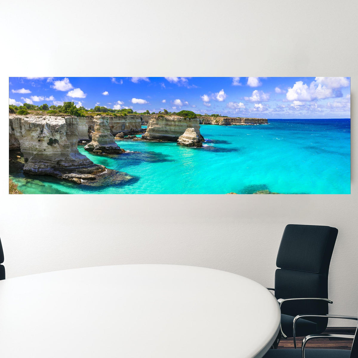 Office Poster - Wunderschöne Meereslandschaften in Apulien in einem Konferenzraum hinter weißem ovalem Tisch Zoom
