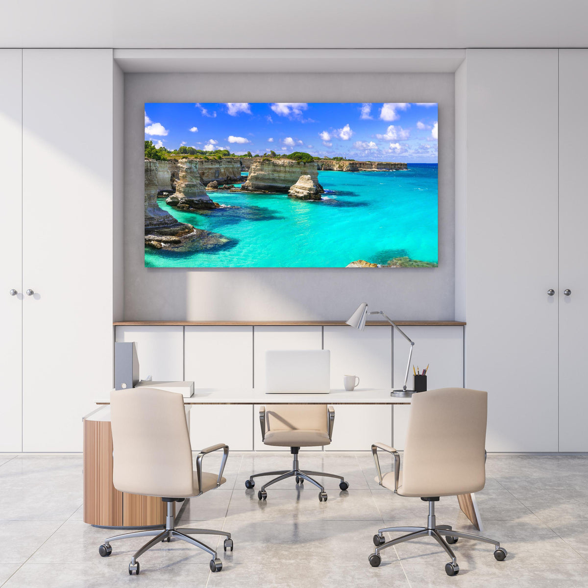 Office Poster - Wunderschöne Meereslandschaften in Apulien hinter weißem Holzschreibtisch mit Tischlampe