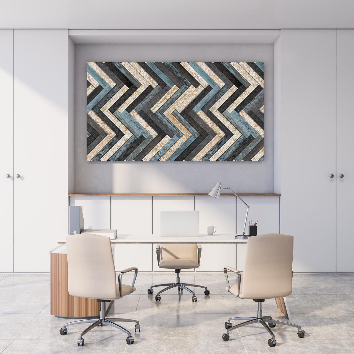 Office Poster - Zickzackförmige Holztextur hinter weißem Holzschreibtisch mit Tischlampe