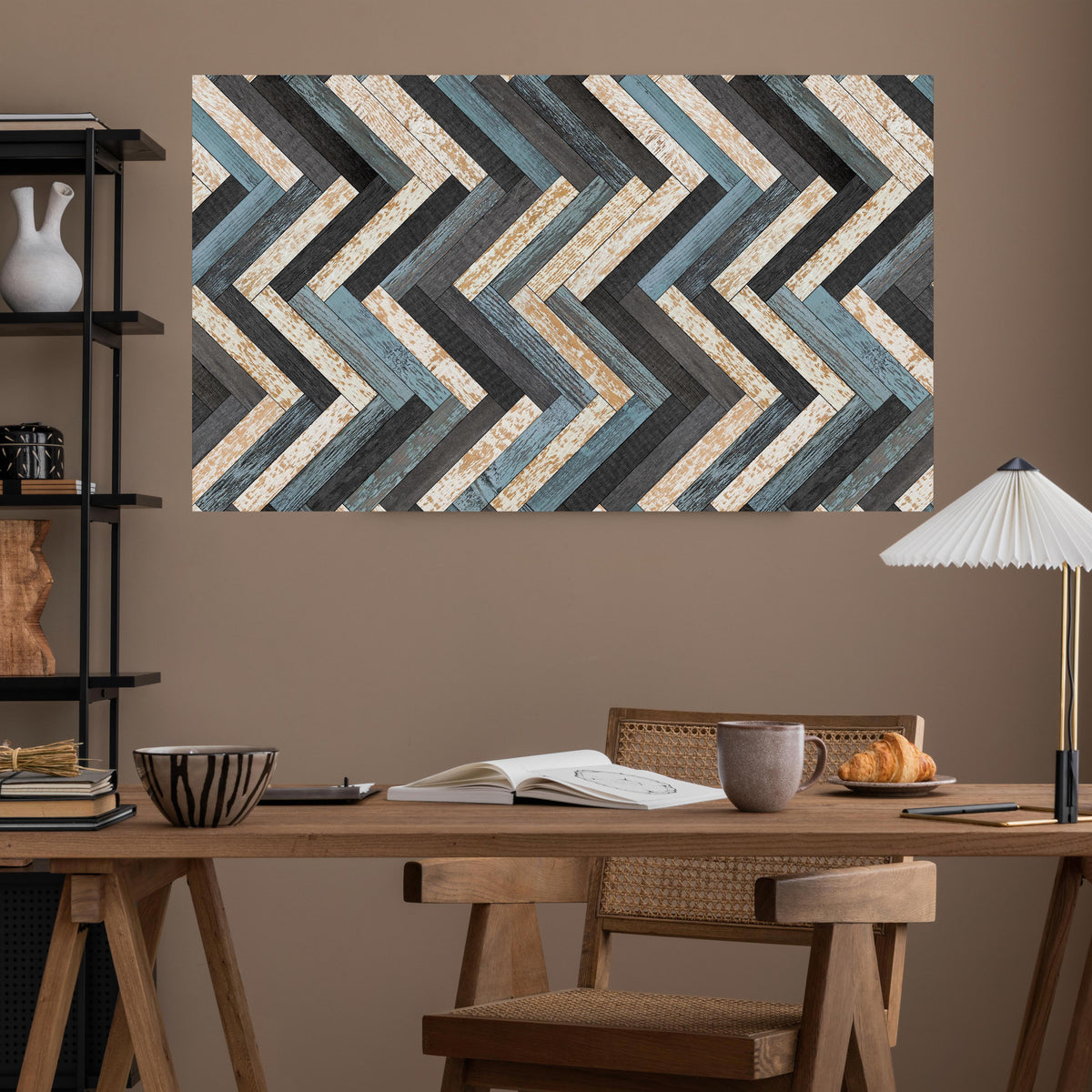 Office Poster - Zickzackförmige Holztextur über poliertem Holztisch mit stilvoller Lampe - rechteckig