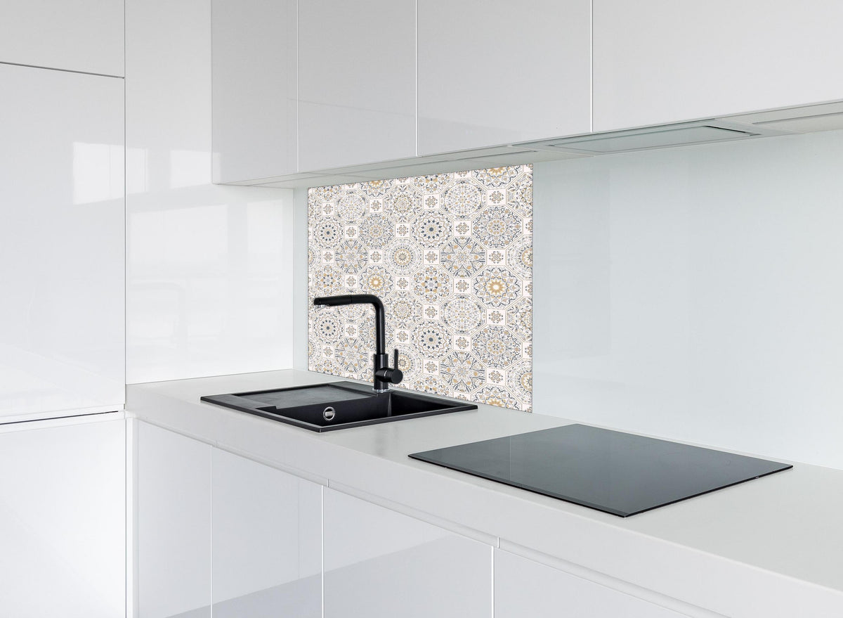 Spritzschutz - Beige Mosaikfliesen Muster mit geometrischen Formen hinter einem Cerankochfeld zwischen Holz-Kochutensilien