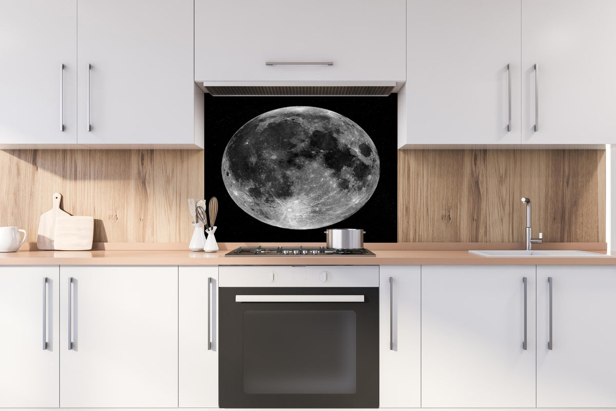 Spritzschutz - Blick auf den Mond - NASA hinter einem Cerankochfeld zwischen Holz-Kochutensilien
