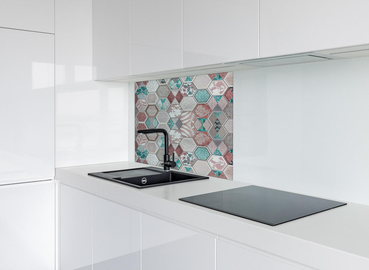 Spritzschutz - Farbenfrohes Hexagon Fliesenmosaik Design hinter einem Cerankochfeld zwischen Holz-Kochutensilien