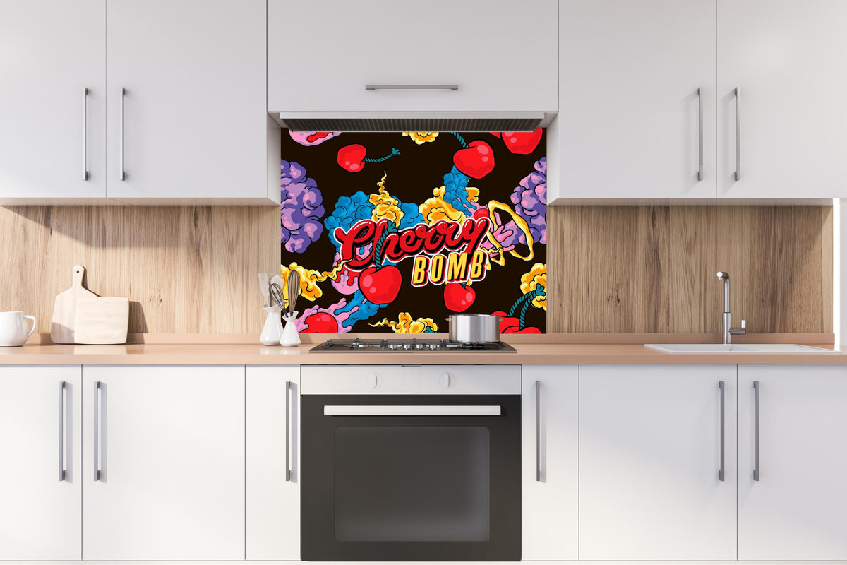 Spritzschutz - Kirschbombe Graphik hinter einem Cerankochfeld zwischen Holz-Kochutensilien