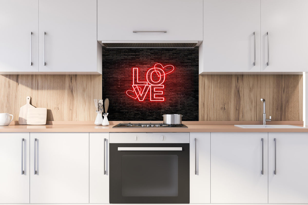 Spritzschutz - LED Love Symbol an Steinmauer hinter einem Cerankochfeld zwischen Holz-Kochutensilien
