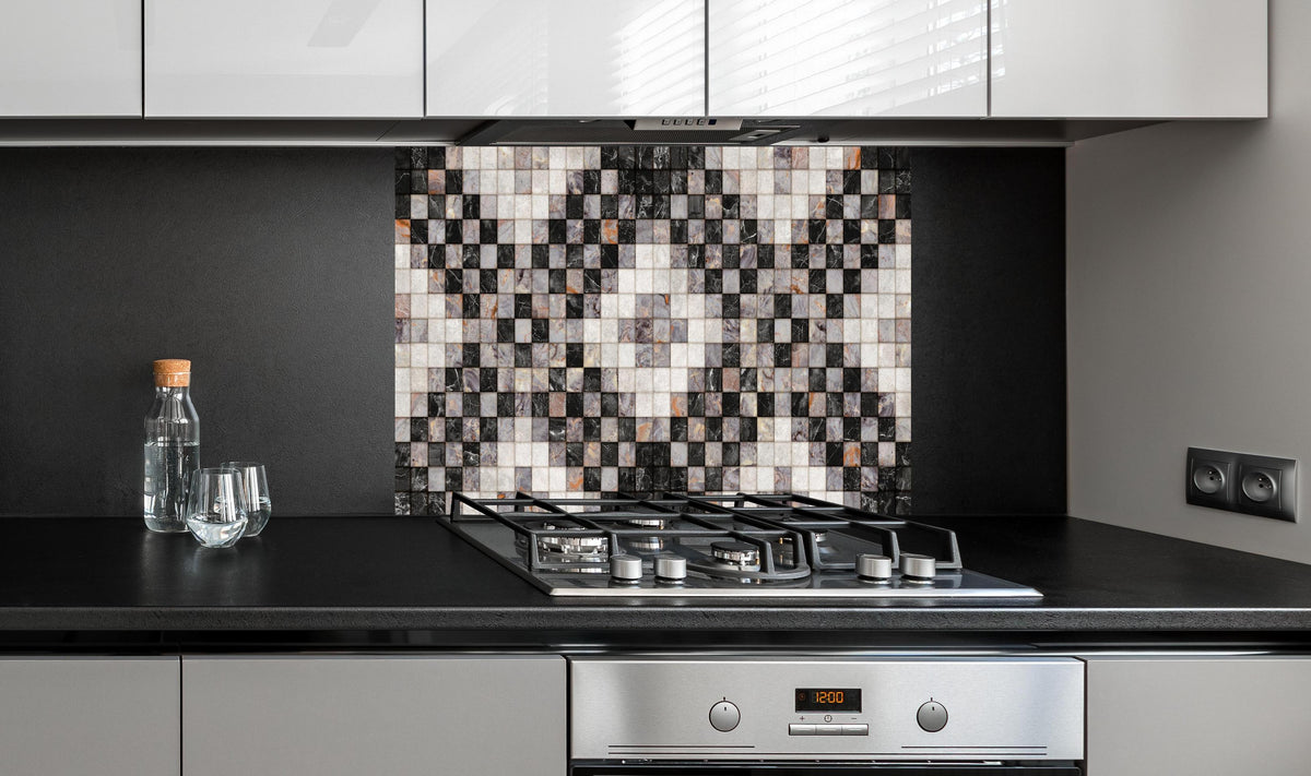 Spritzschutz - Marmor Textur - Retro-Muster hinter einem Cerankochfeld zwischen Holz-Kochutensilien