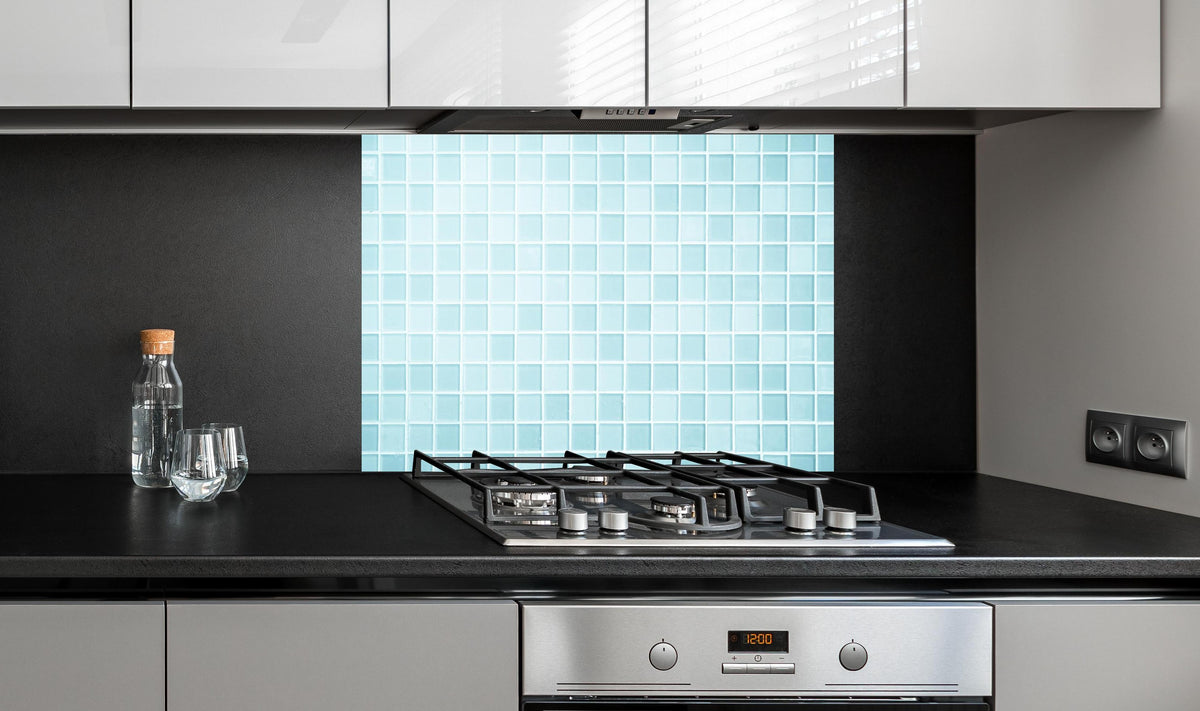 Spritzschutz - Moderne Blau-Weiße Wand- und Bodenfliesen hinter einem Cerankochfeld zwischen Holz-Kochutensilien
