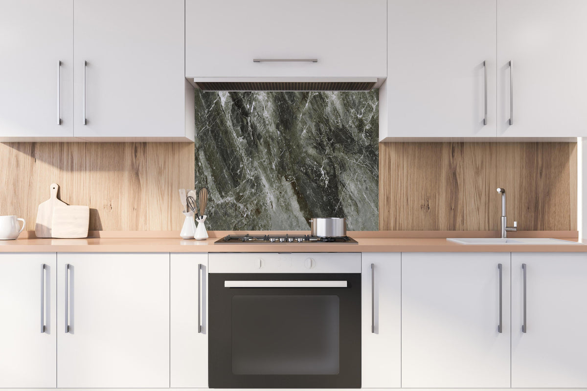 Spritzschutz - Moderne Marmor Textur hinter einem Cerankochfeld zwischen Holz-Kochutensilien