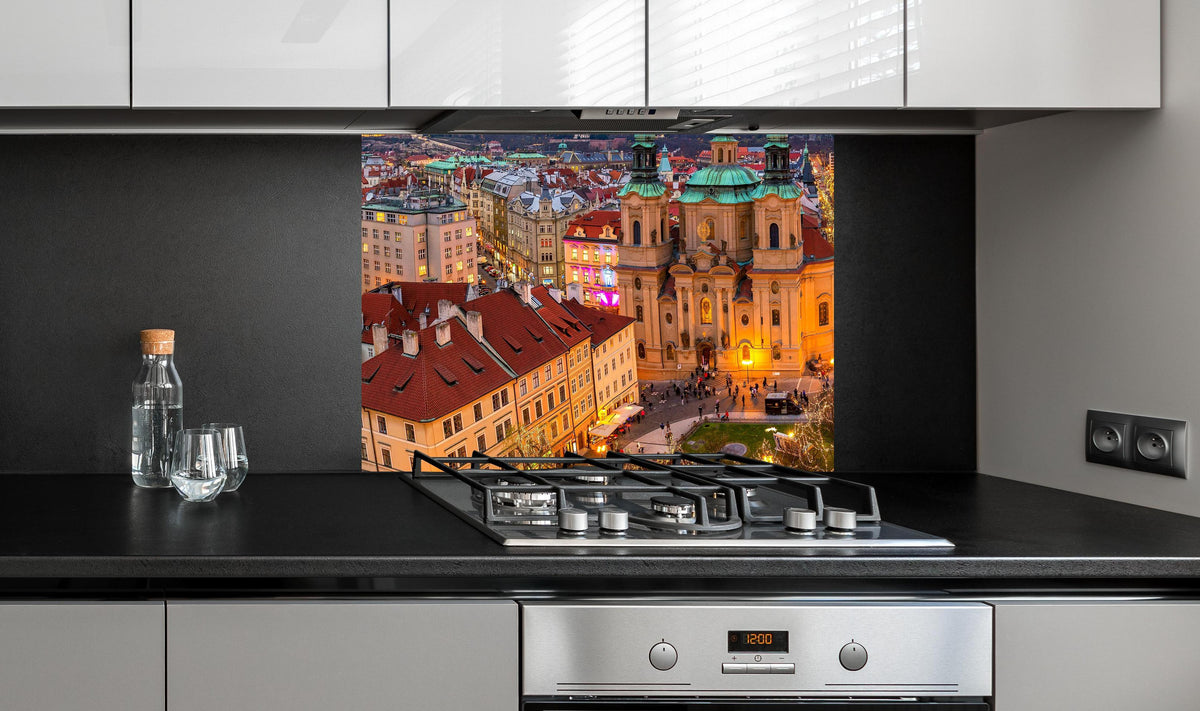 Spritzschutz - Altstadt von Prag zu Weihnachten an edler Anthrazit-Wand hinter silbernem Gasherd