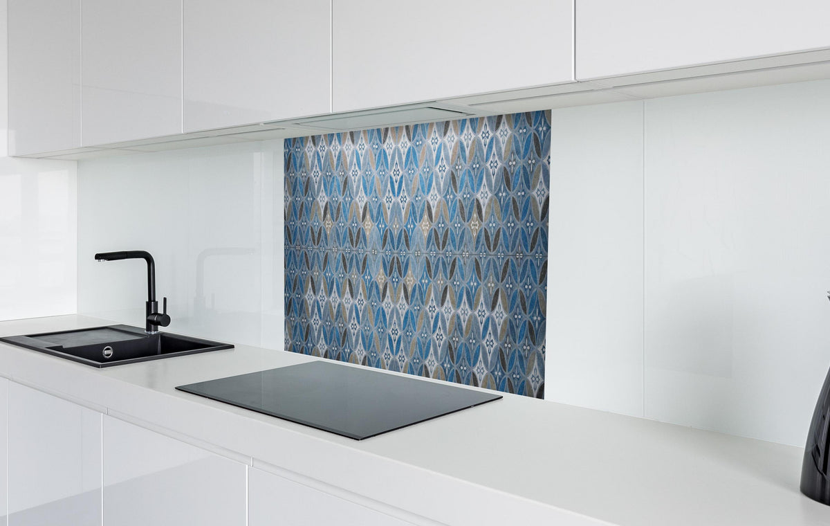 Spritzschutz - Blaues Vintage Mosaik in weißer Hochglanz-Küche hinter einem Cerankochfeld