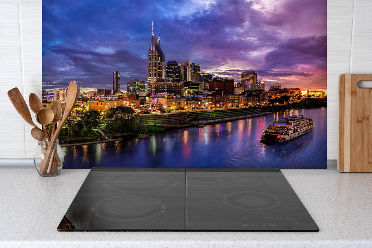 Spritzschutz - Bunte Skyline von Nashville hinter einem Cerankochfeld zwischen Holz-Kochutensilien