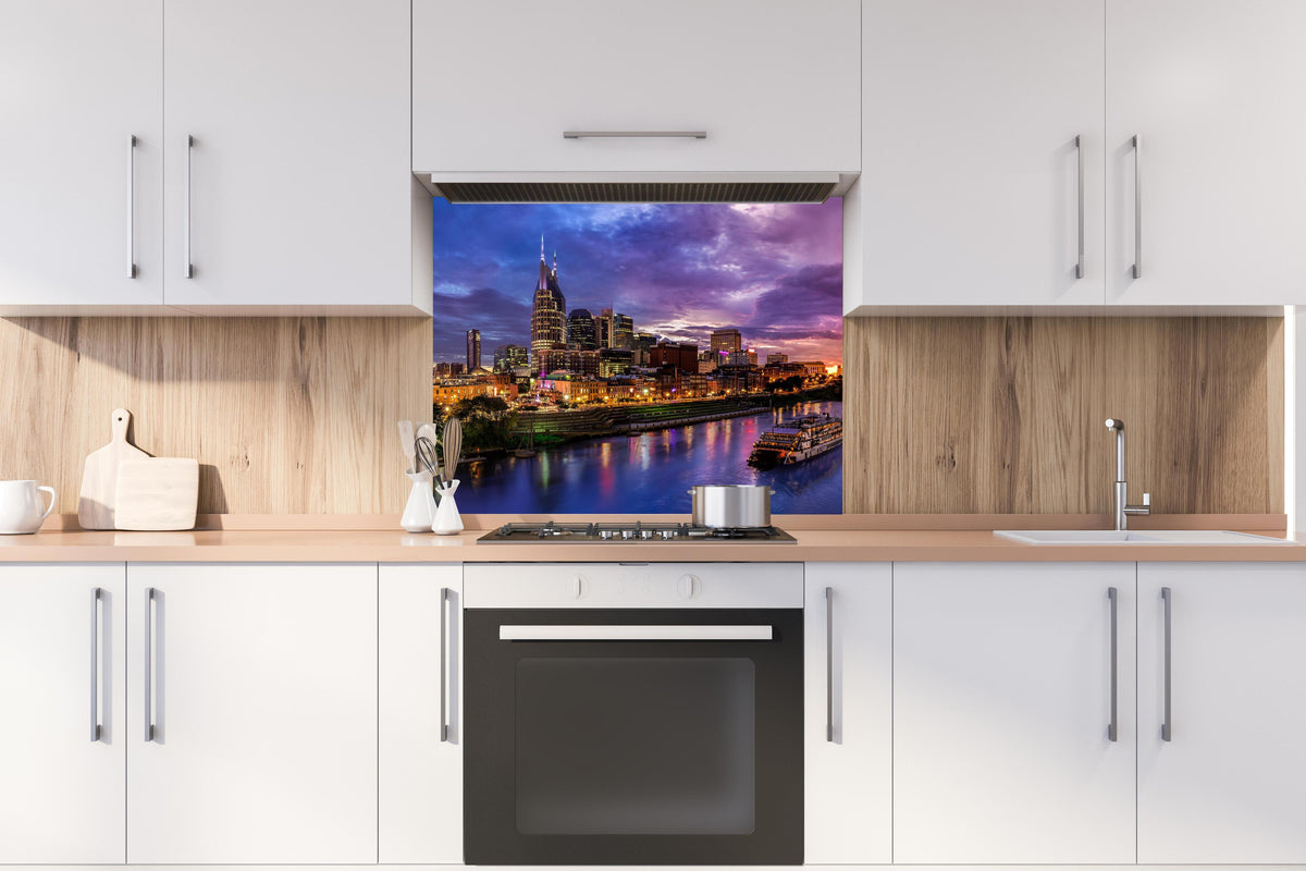 Spritzschutz - Bunte Skyline von Nashville hinter stilvollem Gasherd unter Dunstabzugshaube