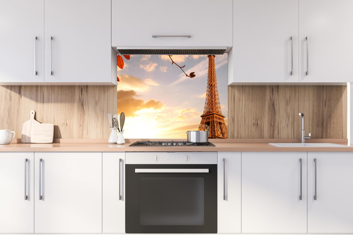 Spritzschutz - Eiffelturm mit Herbstlaub in Paris hinter stilvollem Gasherd unter Dunstabzugshaube