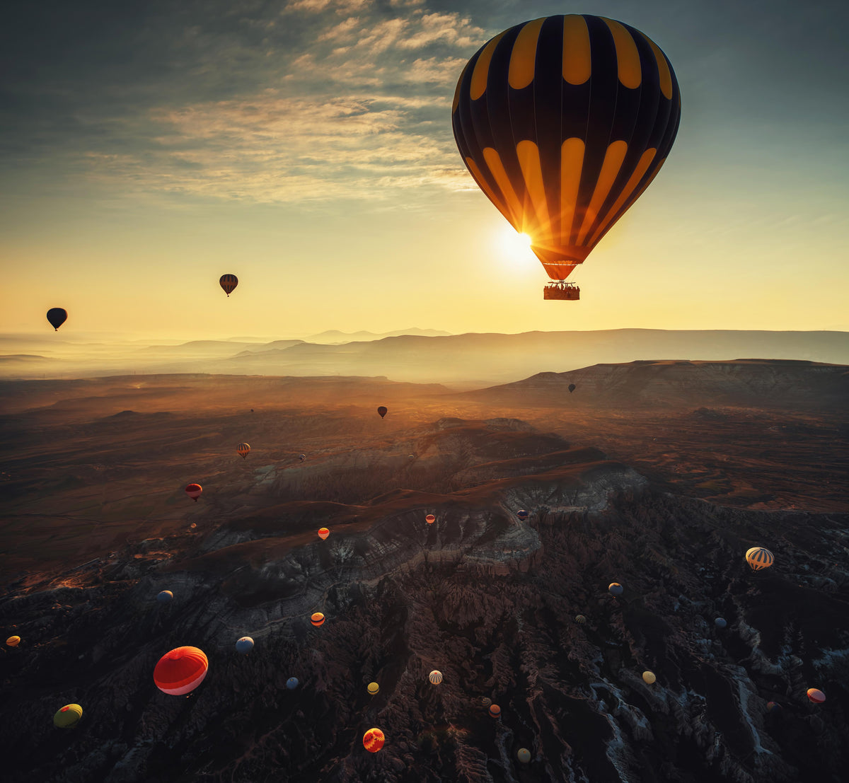 Spritzschutz-Heißluftballons fliegen über das Tal von Kappadokien