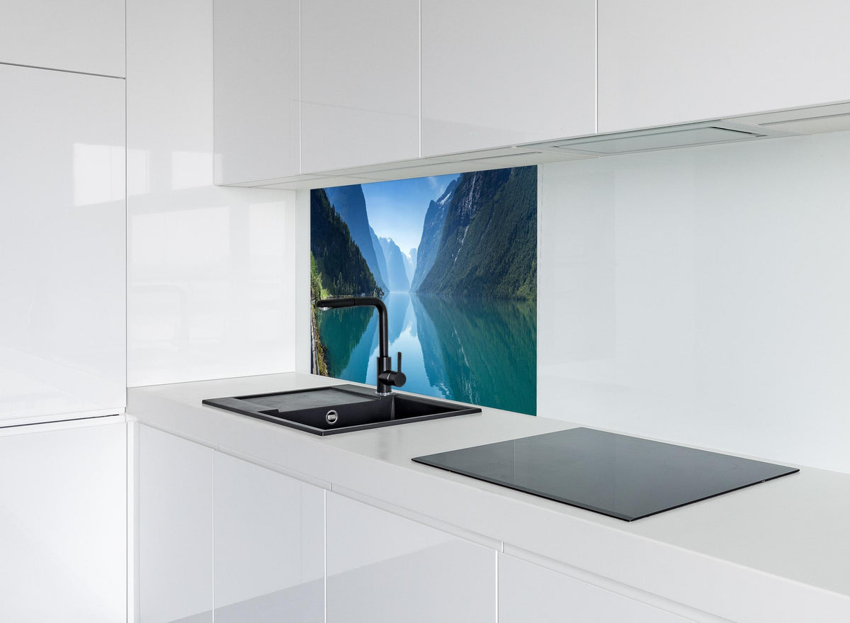 Spritzschutz - Lovatnet See - Norwegen hinter modernem schwarz-matten Spülbecken in weißer Hochglanz-Küche