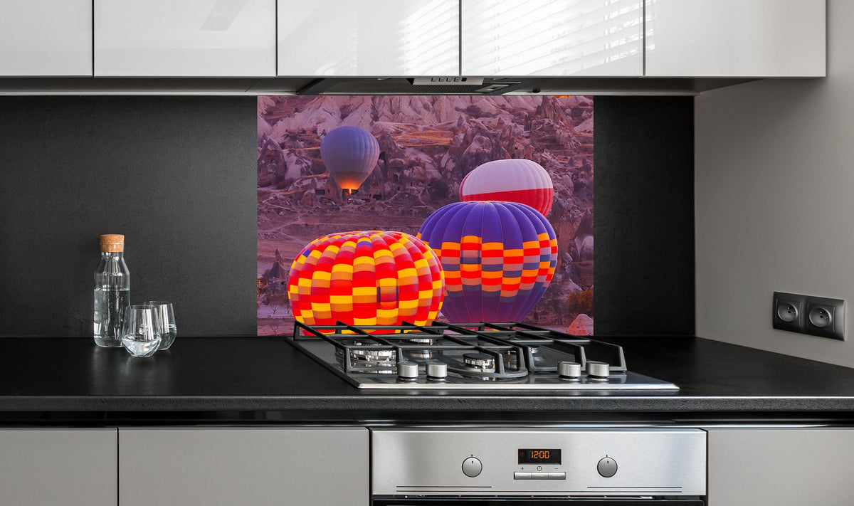 Spritzschutz - Nahaufnahme von Ballons in Kappadokien an edler Anthrazit-Wand hinter silbernem Gasherd