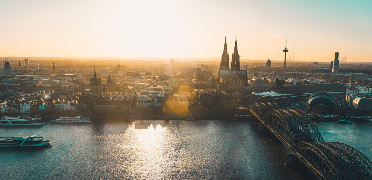Spritzschutz-Panoramablick auf Köln bei Sonnenaufgang
