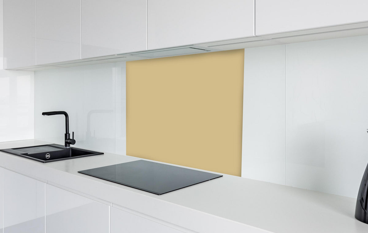 Spritzschutz - RAL 1001 (Beige) in weißer Hochglanz-Küche hinter einem Cerankochfeld