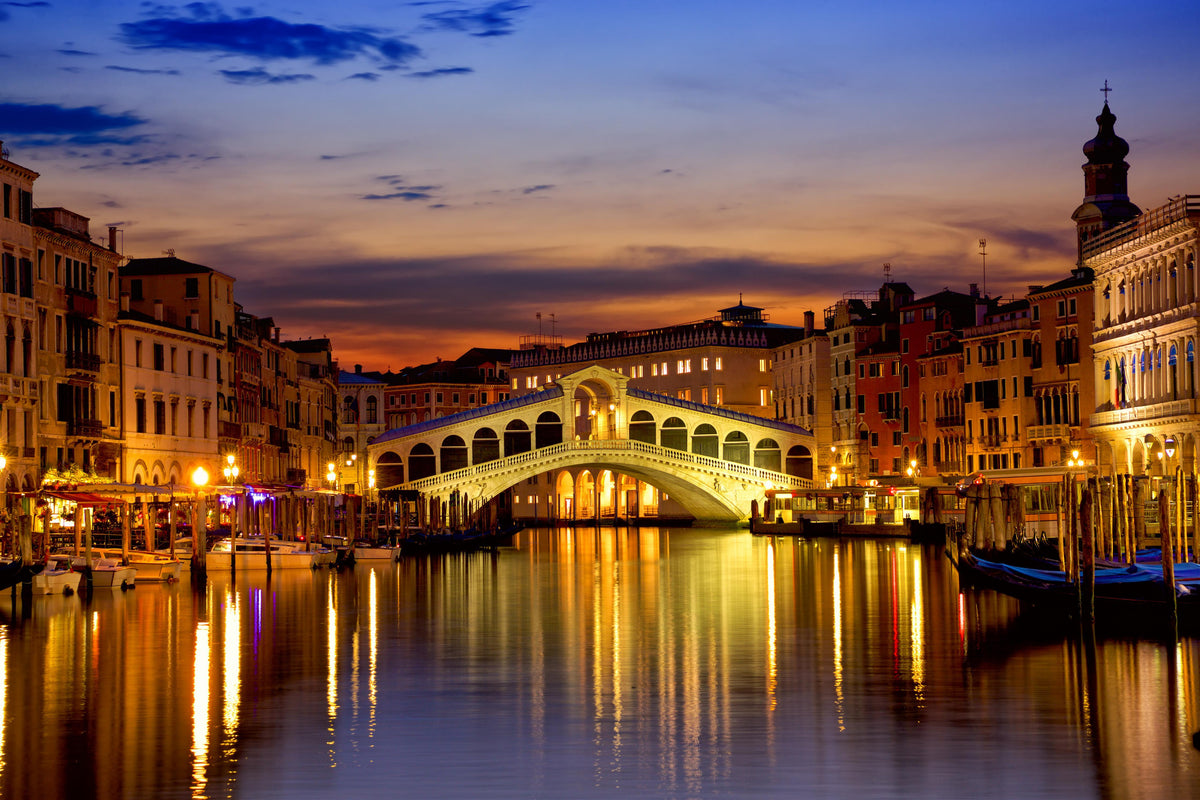Spritzschutz-Rialtobrücke in Venedig - Dämmerung