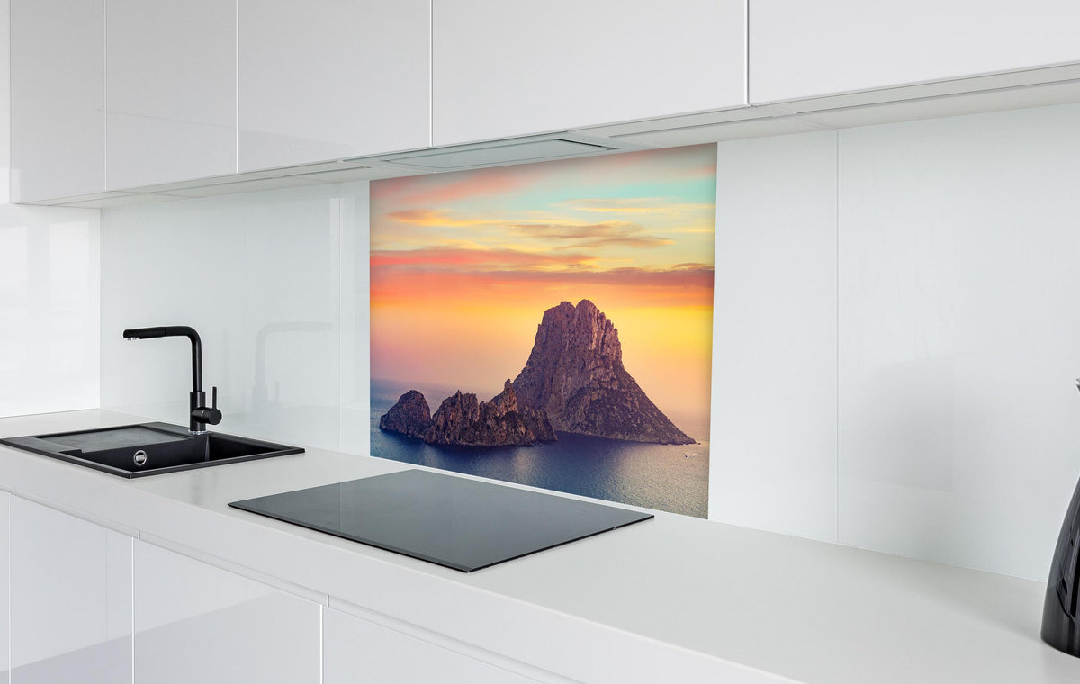 Spritzschutz - Sonnenuntergang auf der Insel Es Vedra auf den Balearen in weißer Hochglanz-Küche hinter einem Cerankochfeld
