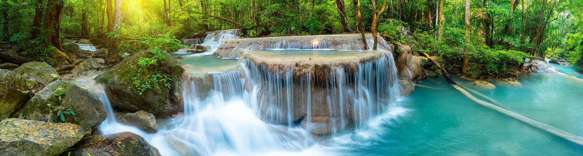 Spritzschutz-Wasserfall im Wald von Thailand