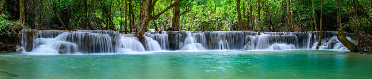 Spritzschutz-Wasserfall tief im tropischen Wald
