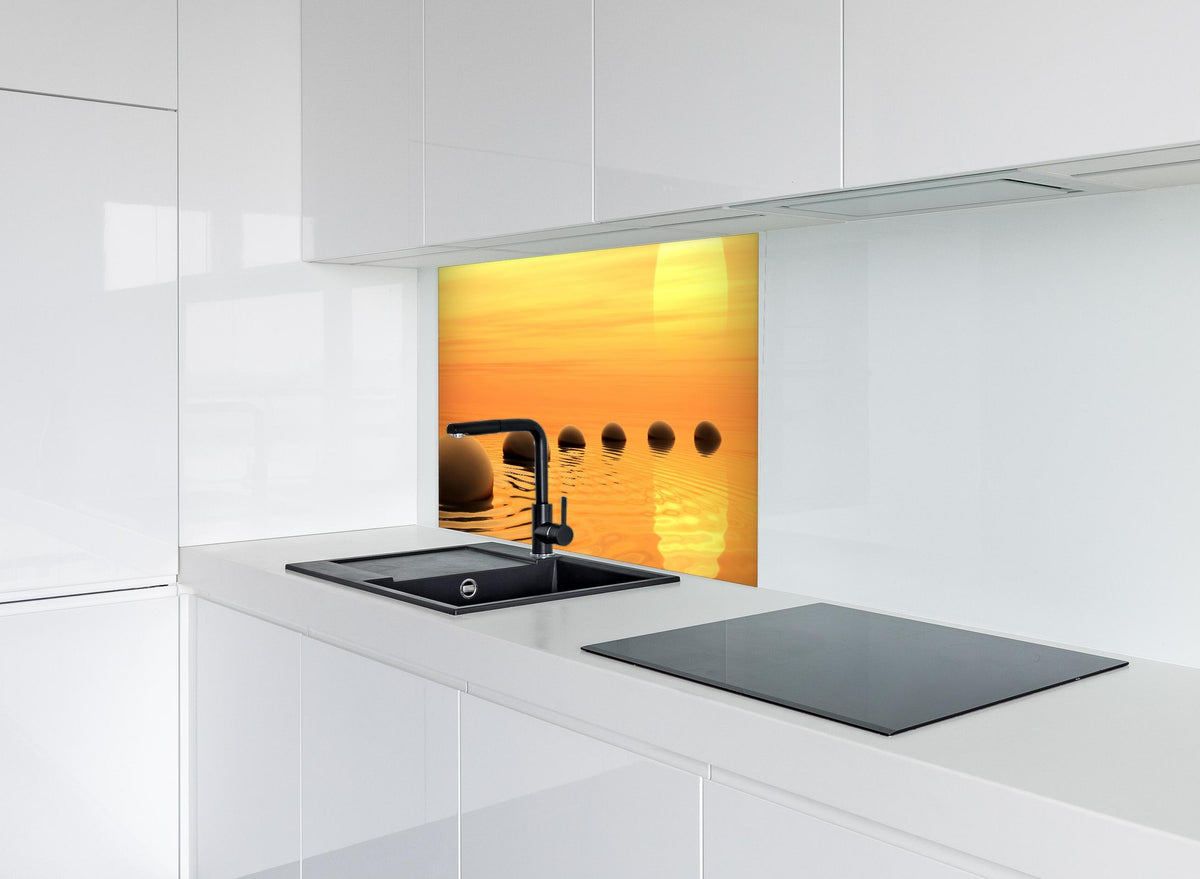 Spritzschutz - Zen-Pfad aus Steinen bei endlosem Sonnenuntergang hinter modernem schwarz-matten Spülbecken in weißer Hochglanz-Küche