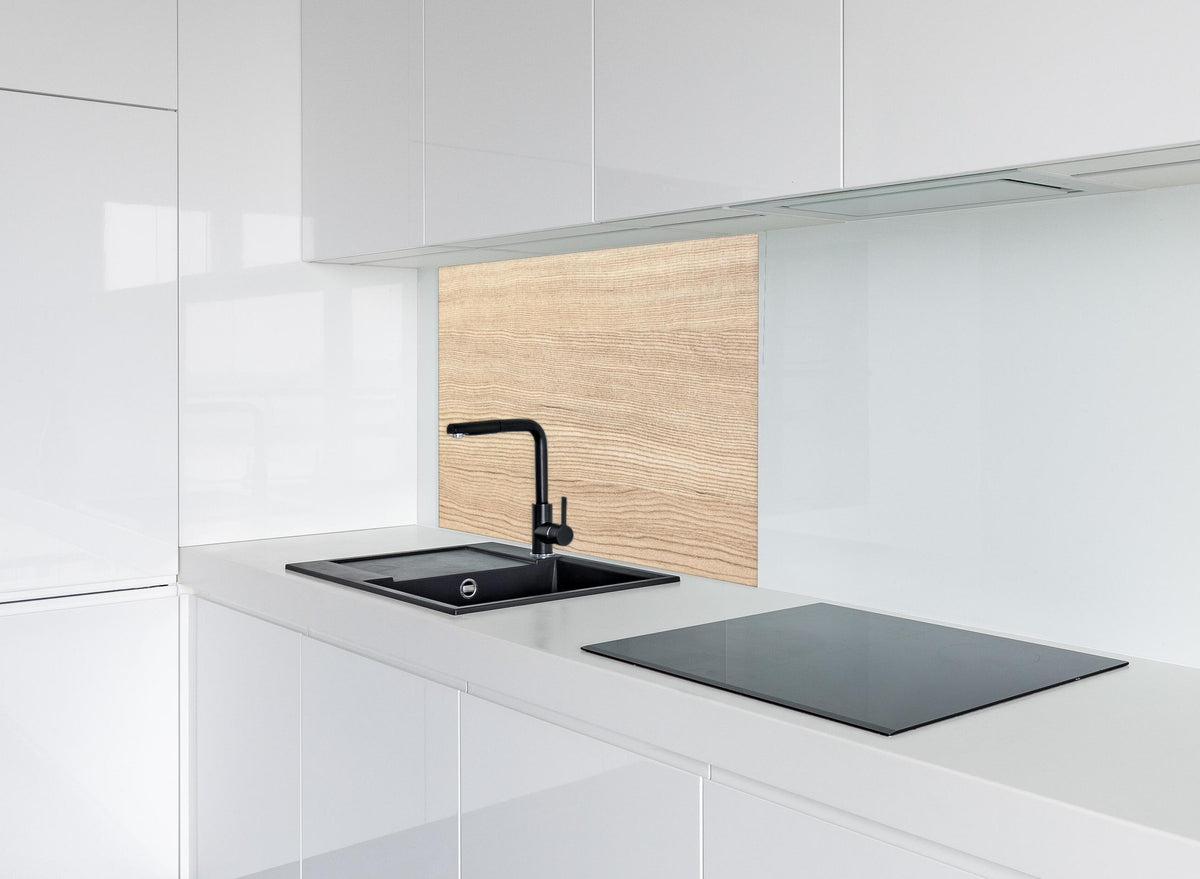 Spritzschutz - moderne Eiche Holztextur hinter modernem schwarz-matten Spülbecken in weißer Hochglanz-Küche
