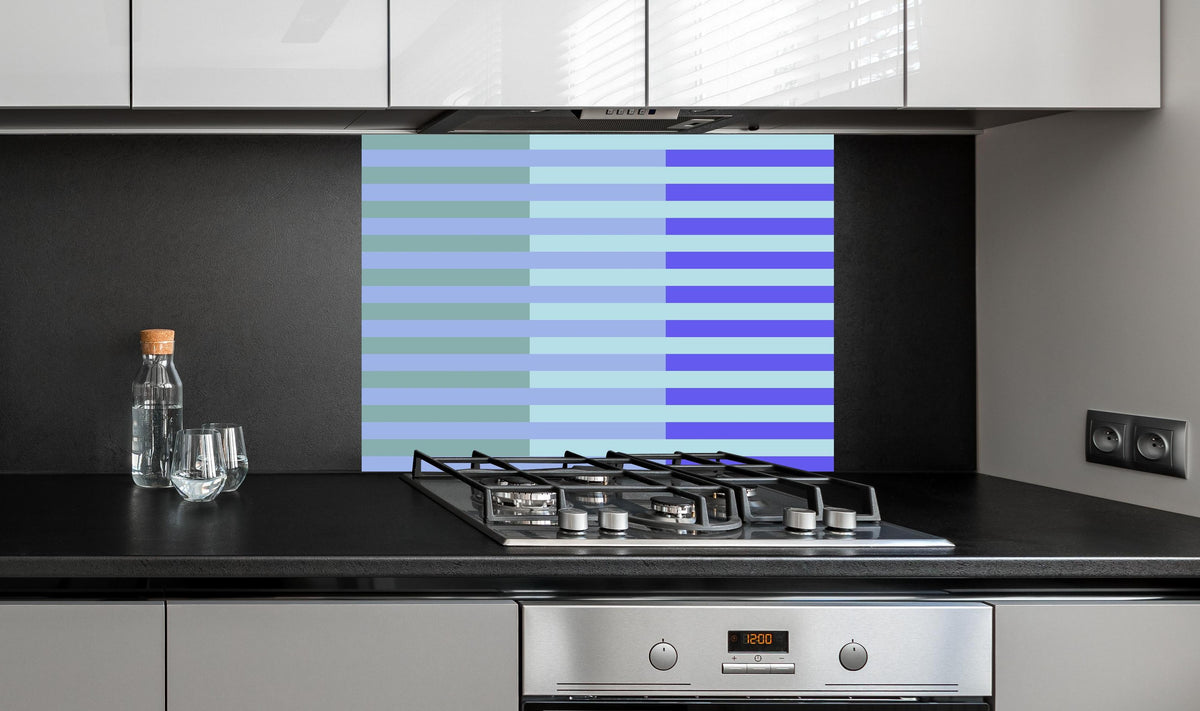 Spritzschutz - The Blues - Multy Stripes - Lavender hinter einem Cerankochfeld zwischen Holz-Kochutensilien