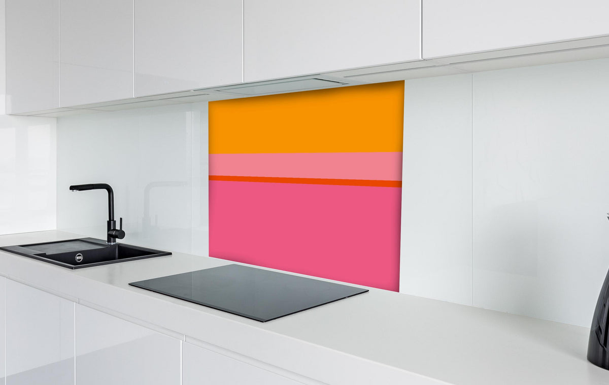 Spritzschutz - The Oranges - Horizontal - Raspberry hinter einem Cerankochfeld zwischen Holz-Kochutensilien