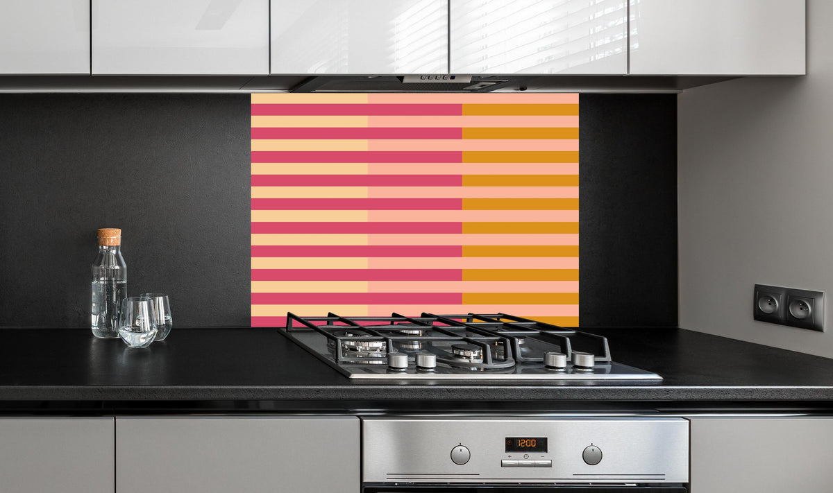 Spritzschutz - The Oranges - Multy Stripes - Cotton Candy hinter einem Cerankochfeld zwischen Holz-Kochutensilien