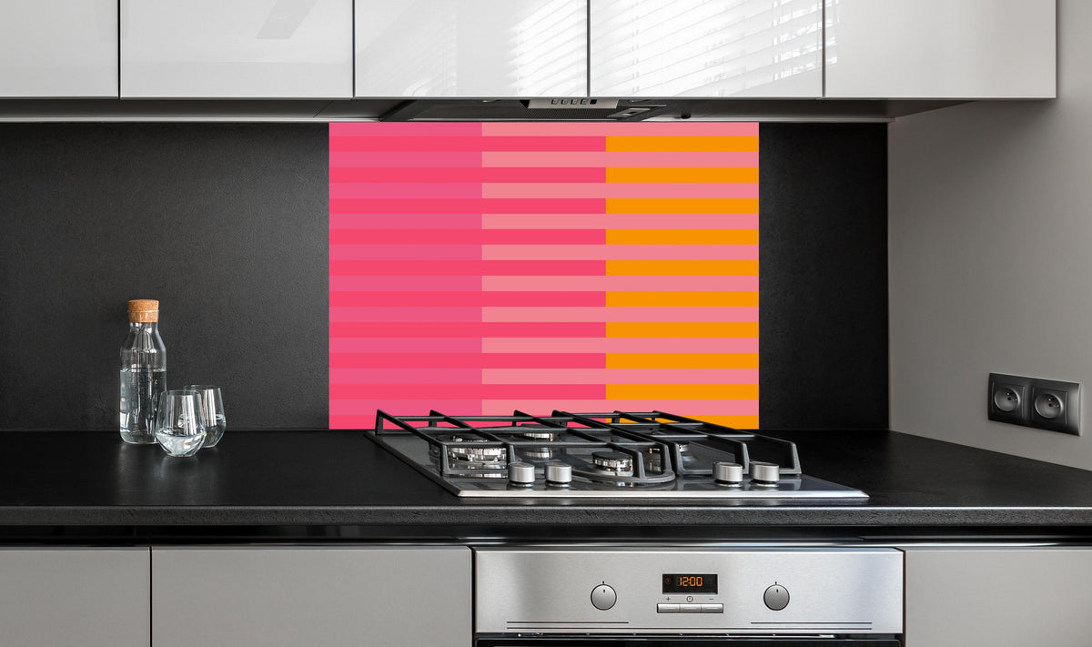 Spritzschutz - The Oranges - Multy Stripes - Raspberry hinter einem Cerankochfeld zwischen Holz-Kochutensilien