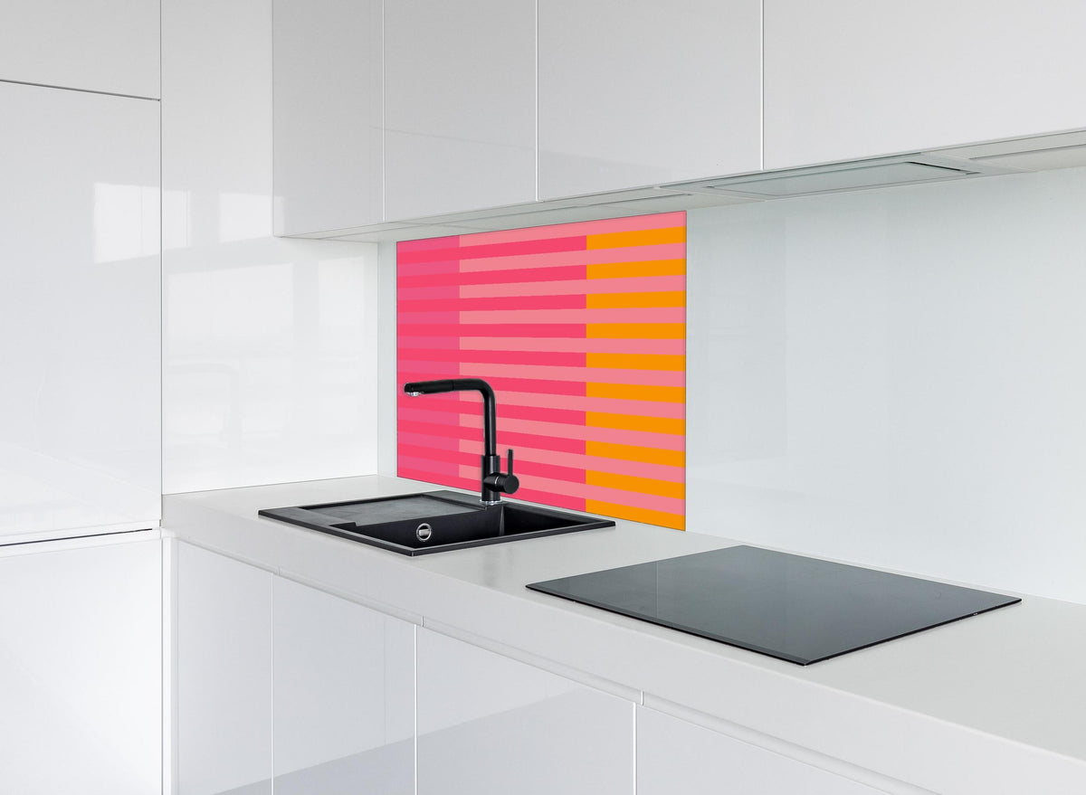 Spritzschutz - The Oranges - Multy Stripes - Raspberry hinter einem Cerankochfeld zwischen Holz-Kochutensilien